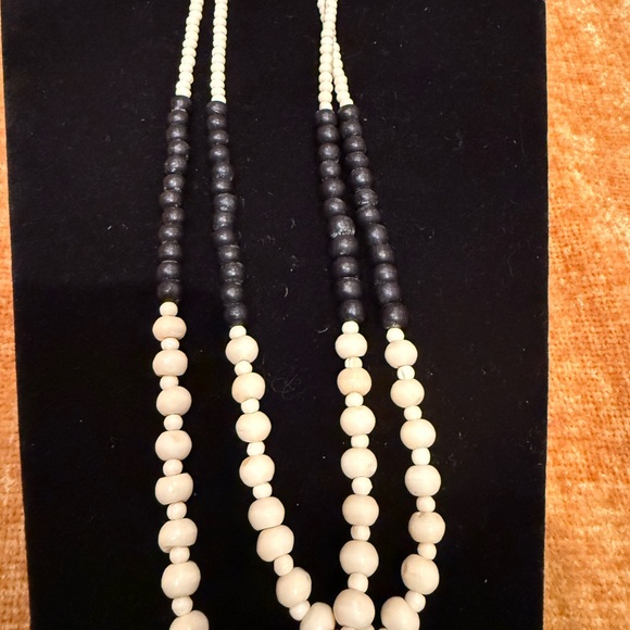 Black and Cream Beaded Necklace - Picture 3 of 11